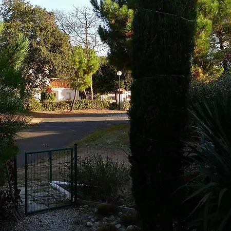 Сasa de vacaciones Maison Charmante A Avec Jardin Clos